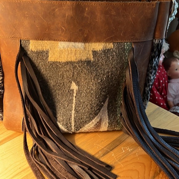 Fringe Hill Design crossbody Saddle Puebla Mesa cowhide WEEKEND SALE 🎉🥳🎉 - Picture 4 of 12